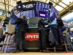 Para celebrar la entrada de Levi Strauss a la bolsa, se permitió la entrada al parqué neoyorquino con pantalones de mezclilla; la compañía subió un 32 por ciento en su debut. AP/R. Drew