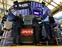 Para celebrar la entrada de Levi Strauss a la bolsa, se permitió la entrada al parqué neoyorquino con pantalones de mezclilla; la compañía subió un 32 por ciento en su debut. AP/R. Drew