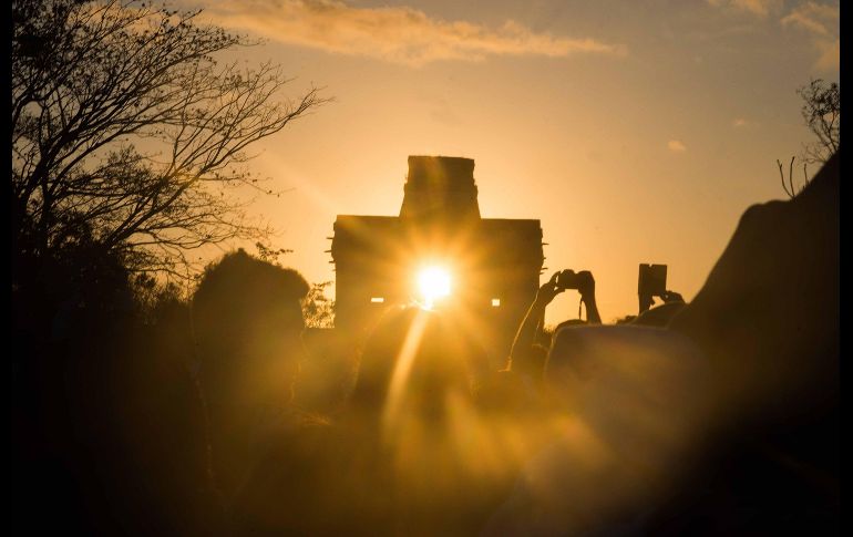 Los primeros rayos del Sol atravesaron este jueves sin contratiempos el Templo de las Siete Muñecas, edificio representativo de la zona maya de Dzibilchaltún.