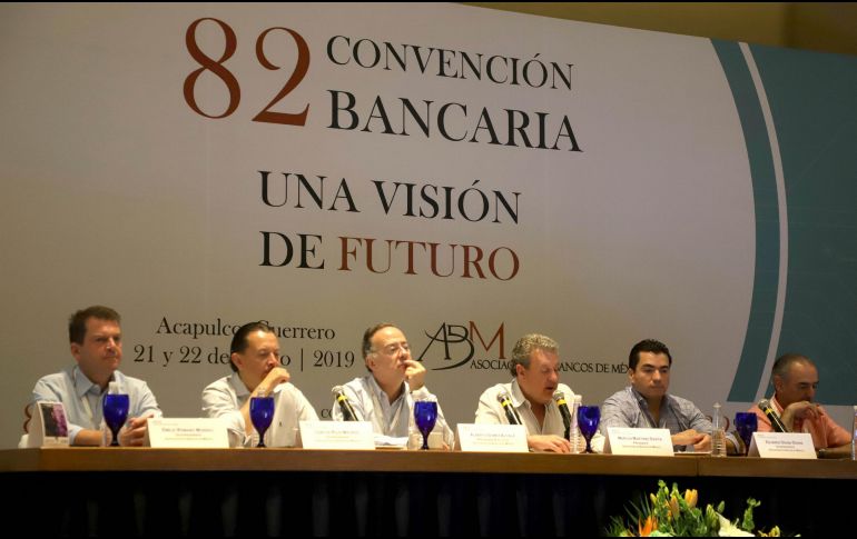 Emilio Romano (izquierda), vicepresidente de la ABM, celebró que la administración de López Obrador mantenga “la estabilidad de las finanzas públicas” y calificó como “muy loable” el combate a la corrupción. NOTIMEX/G. Durango
