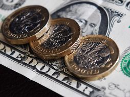 La depreciación del peso del día de hoy hace evidente que existen riesgos tanto externos como internos que podrían generar presiones al alza sobre el tipo de cambio. EFE / ARCHIVO