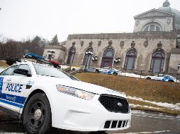 Policías vigilan el Oratorio Saint Joseph en Montreal luego del ataque al sacerdote. AFP/S. St-Jean