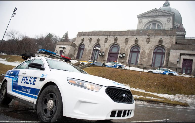 Policías vigilan el Oratorio Saint Joseph en Montreal luego del ataque al sacerdote. AFP/S. St-Jean