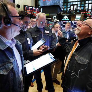 Wall Street registra pérdidas, lastrada por la economía mundial