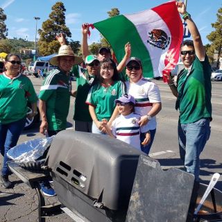 Se arma la carnita asada para ver al Tri en San Diego