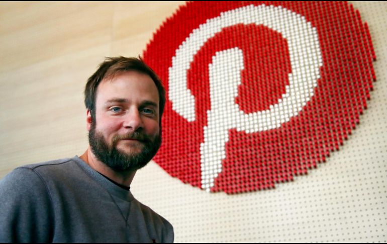 Evan Sharp, cofundador de Pinterest, posa junto al logotipo de la compañía. AP/B. Margot
