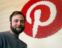 Evan Sharp, cofundador de Pinterest, posa junto al logotipo de la compañía. AP/B. Margot
