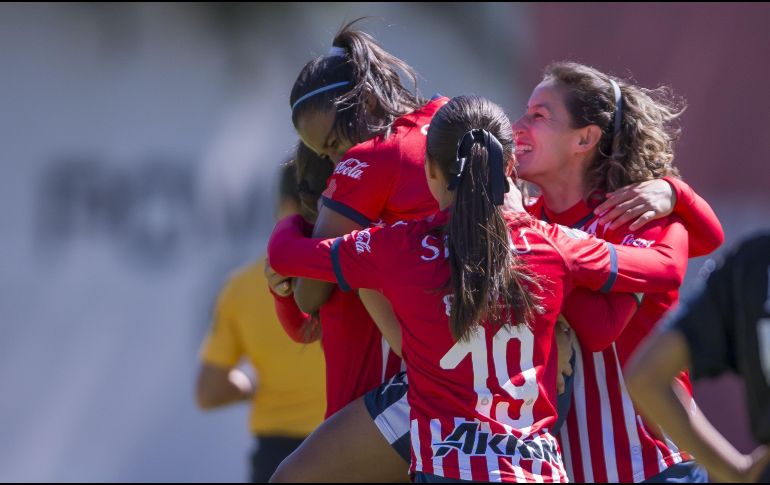 El gol histórico fue obra de la capitana de Chivas, Tania Morales (D). MEXSPORT/ARCHIVO