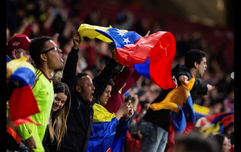 Aficionados de la selección de Venezuela celebran el segundo gol de su equipo durante el encuentro amistoso ante Argentina. EFE / R. Jiménez