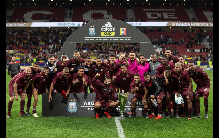 Los jugadores de Venezuela posan con el trofeo tras ganar a Argentina por 1-3 en el encuentro amistoso en Madrid. EFE / R. Jiménez