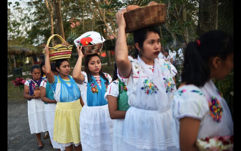 Indígenas totonacas realizan una ceremonia para solicitar permiso a los dioses para celebrar el Festival Cumbre Tajin, en Papantla, Veracruz. AFP / R. Arangua