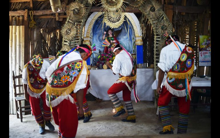 Indígenas totonacas realizan una ceremonia para solicitar permiso a los dioses para celebrar el Festival Cumbre Tajin, en Papantla, Veracruz. AFP / R. Arangua