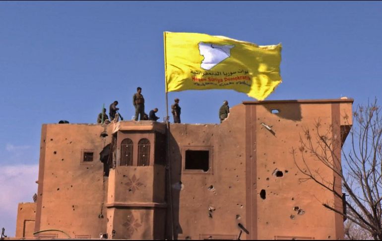 Milicianos de las Fuerzas de Siria Democrática izan su bandera en el territorio hasta hace poco controlado por el EI. AFP/RONAHI TV
