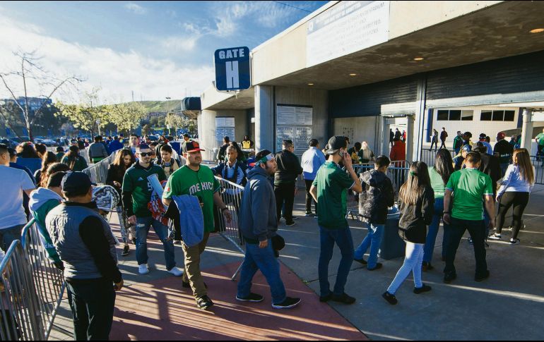 Los miles de seguidores mexicanos entraron ordenadamente por las puertas del Estadio SDCCU de San Diego, escenario en el que se efectuó el encuentro de ayer. NOTIMEX