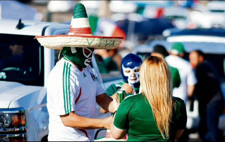 Los sombreros y las máscaras de luchador lucieron por todos los rincones del estadio. EFE/A. Gutiérrez