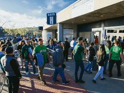 Los miles de seguidores mexicanos entraron ordenadamente por las puertas del Estadio SDCCU de San Diego, escenario en el que se efectuó el encuentro de ayer. NOTIMEX