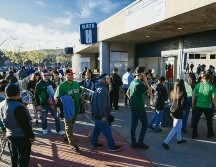 Los miles de seguidores mexicanos entraron ordenadamente por las puertas del Estadio SDCCU de San Diego, escenario en el que se efectuó el encuentro de ayer. NOTIMEX