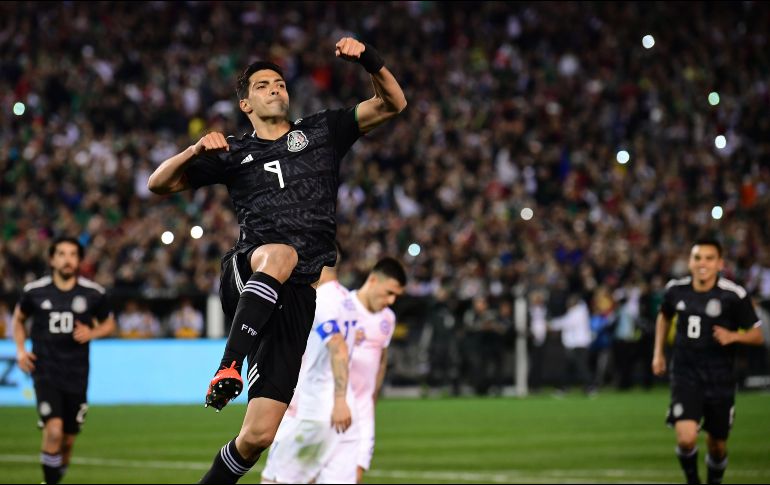 Raúl Jiménez celebra tras marcar de penalti contra los chilenos. AFP/F. Brown