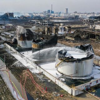 Suman 64 muertos y 28 desaparecidos tras explosión en planta china