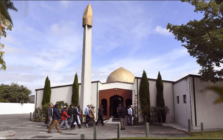 Las mezquitas fueron cerradas para investigar los hechos y se mantuvieron vigiladas hasta este sábado, aunque se mantendrá presencia policial en los alrededores. AFP / W. West