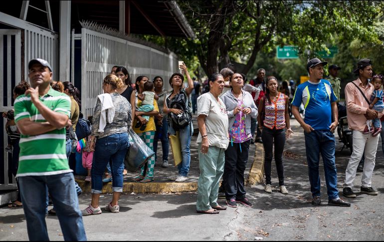En ciudades como Bogotá, Ibagué, Medellín y Cali, algunos habitantes salieron a la calle por temor a posibles réplicas. EFE / ARCHIVO