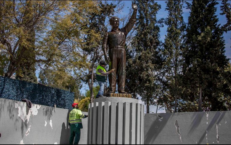 Trabajadores limpian una estatua erigida en honor a Colosio, en Tijuana. SUN