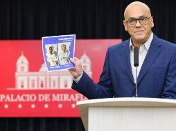 El vicepresidente sectorial de Comunicación, Cultura y Turismo de Venezuela, Jorge Rodríguez, ofrece una rueda de prensa sobre la detención de Roberto Marrero. EFE/Prensa Miraflores