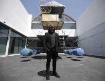 Obra. Taka Fernández junto a su “Estación flotante” en el Museo de Arte de Zapopan. EL INFORMADOR / F. Atilano