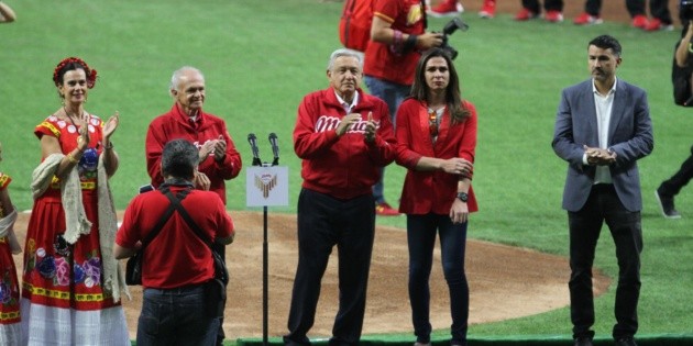 L&oacute;pez Obrador inaugura el estadio de los Diablos Rojos de M&eacute;xico