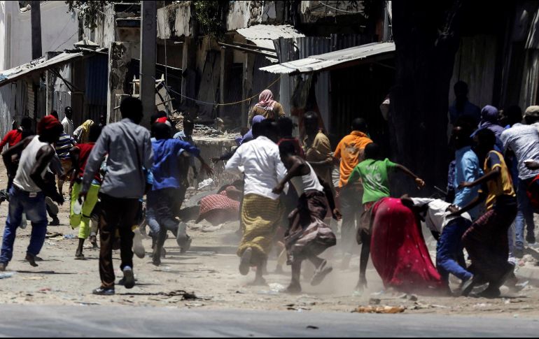 Civiles huyen de una pelea con armas de fuego mientras las fuerzas de seguridad somalíes luchan contra miembros de Al Shabab. EFE/Y. Warsame