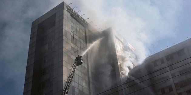 Arde sede de Conagua; deja p&eacute;rdidas materiales