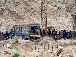 Integrantes del Estado Islámico se suben a camiones de las Fuerzas Demócraticas Sirias en Baghuz, tras rendirse. AFP/G. Cacace