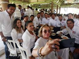 Gordillo se tomó selfies con los coordinadores estatales y las compartió en redes sociales. FACEBOOK