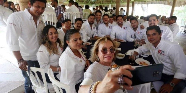 Gordillo reaparece en evento del partido Redes Sociales Progresistas
