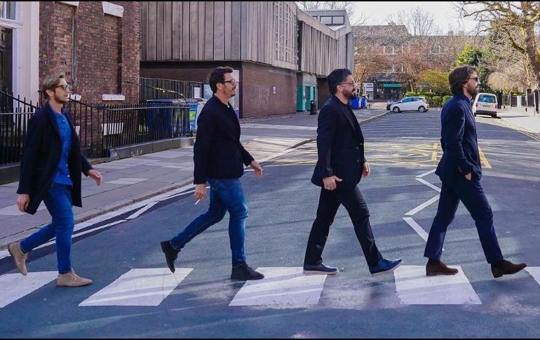 De izquierda a derecha, Ambrosini, Oddo, Gattuso y Pirlo caminan por las calles de Liverpool. INSTAGRAM/@andreapirlo21