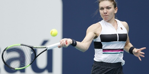 Halep remonta y se mete en octavos de Miami
