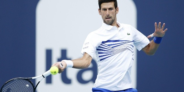 Djokovic clasifica a octavos de Miami