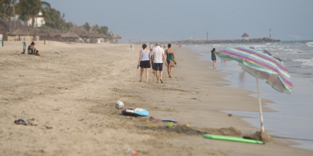 Tibur&oacute;n ataca a turista estadounidense en playa de Guerrero