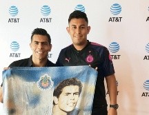 Jesús Manuel Mexicano Gump posa con Oswaldo Sánchez, ayer en San José. EL INFORMADOR / J. Robles
