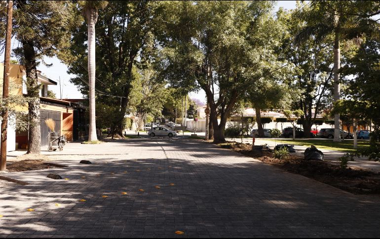 La calle Huicholes, en la colonia Monraz, tiene nuevo adoquinado y estrenó áreas verdes. EL INFORMADOR/E. Barrera