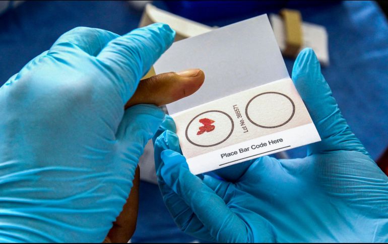 Familiares de desaparecidos proporcionan muestras de sangre para el proceso de identificación. Según la actual legislación, los cuerpos no pueden incinerarse sin tener muestras de ADN y otras pruebas necesarias para poder identificarlos. AFP/ARCHIVO