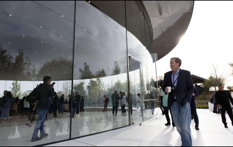 Los asistentes se reúnen antes del evento de lanzamiento de un producto de Apple en el Steve Jobs Theatre en Apple Park en Cupertino, California. Apple Inc. AFP / M. Shorts