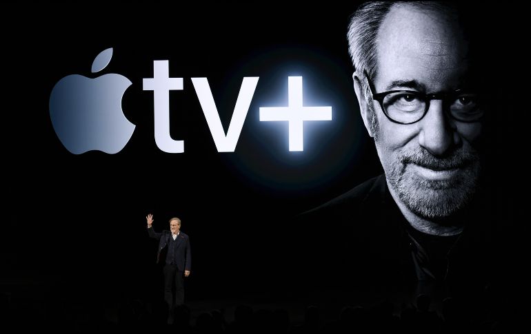 El cineasta Steven Spielberg habla durante un evento de lanzamiento de un producto de Apple en el Steve Jobs Theatre en Apple Park. AFP / M. Short