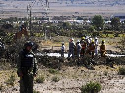 Elementos del Ejército resguardan la zona de la fuga de combustible en Axapusco. SUN/J. Martínez
