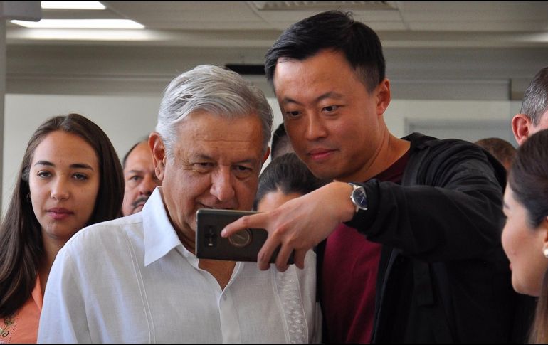López Obrador se tomó fotos con algunos ciudadanos que se lo pidieron a su llegada al aeropuerto de Villahermosa. NTX / A. Guzmán