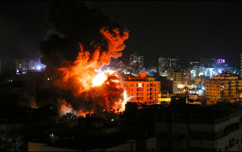 Edificios arden tras un bombardeo en la Ciudad de Gaza. AFP/M. Hams