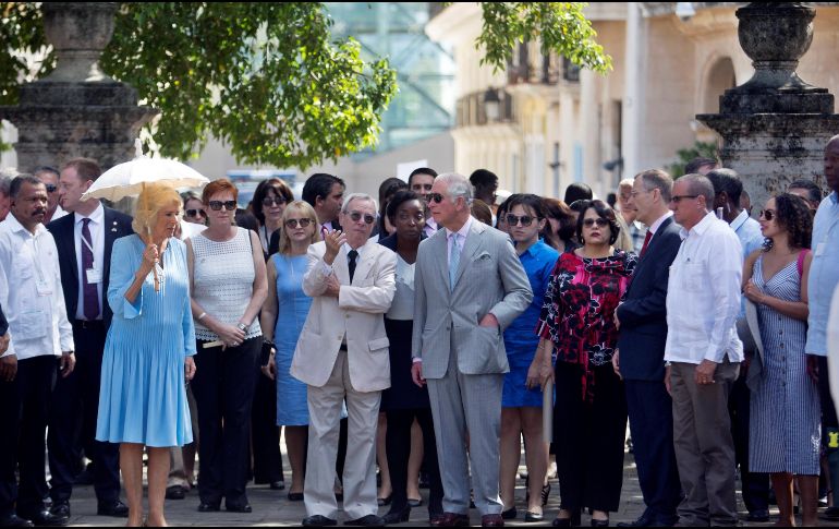 El príncipe Carlos de Gales y la duquesa Camila de Cornualles recorrió La Habana vieja en compañía del historiador Eusebio Leal. EFE / Y. Zamora