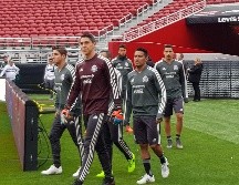 Uno a uno, los seleccionados fueron dejando el vestuario para pasar a una cancha en inmejorables condiciones. EL INFORMADOR / J. Robles