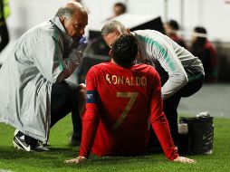 Ronaldo salió lesionado en el primer tiempo del juego entre la selección de futbol de Portugal y Serbia, que terminó con empate 1-1. EFE / M. De Almeida
