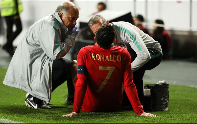 Ronaldo salió lesionado en el primer tiempo del juego entre la selección de futbol de Portugal y Serbia, que terminó con empate 1-1. EFE / M. De Almeida